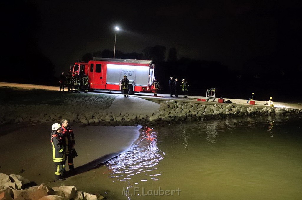 PKW im Rhein Koeln Merkenich neben dem Hitdofer Faehranleger P19.jpg